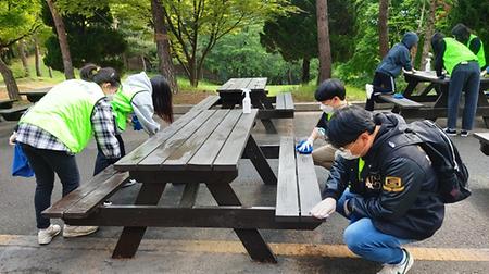 Caritas Volunteers serve the community by cleaning up the environment at Sungsim Campus and Yeokgok Station