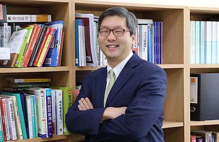 Winner of the Minister of Science and ICT Award / Prof. Bum Joon Kim, Department of Accounting