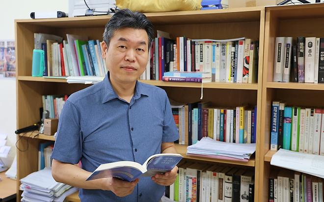 Professor Shin Hyun-ki from the Department of Public Administration Publishes Korean Translation ...